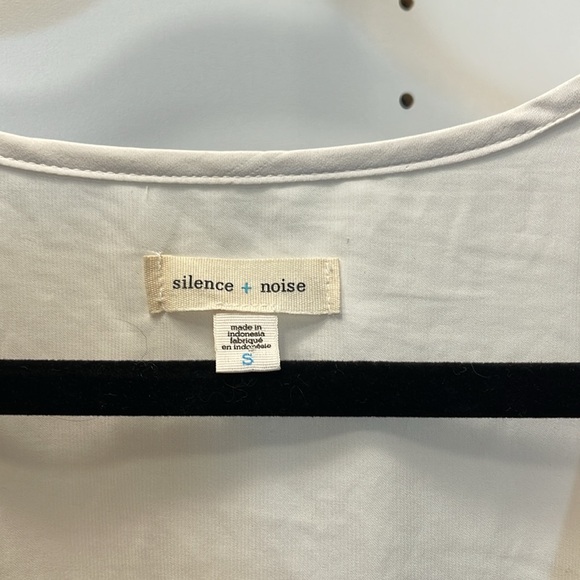 Urban Outfitters Cropped Top - Picture 2 of 4